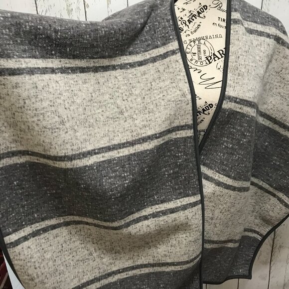 Ike Behar reversible fleece wrap in shades of gray.  One size fits most - Picture 2 of 9